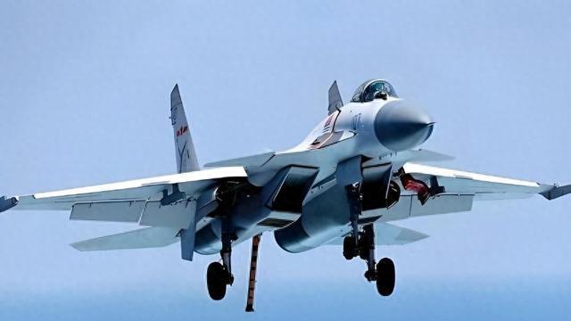 歼-15战机拦截P-8巡逻机下手有点重，日本机组惊魂未定