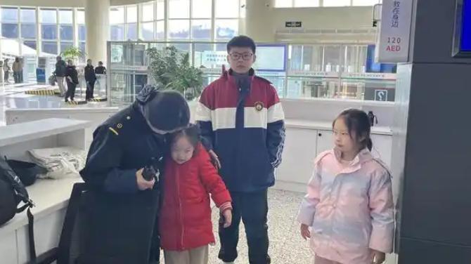 “高铁一根烟，仨娃留车厢！爸爸急得连扇自己耳光”