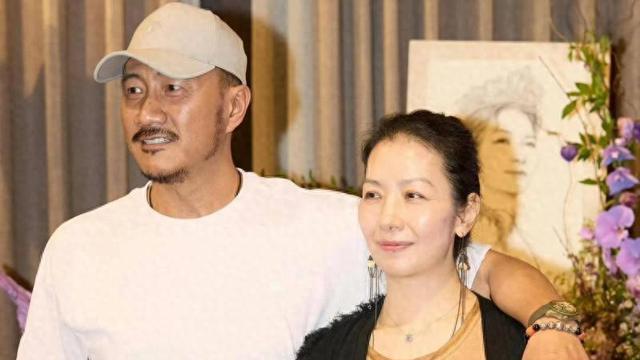 原来她就是胡军的老婆，结婚26年了，一家四口很幸福