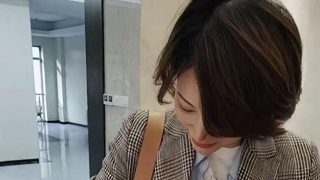 偶遇董卿：岁月静好，亦或另有隐情？  上海春意，人生选择