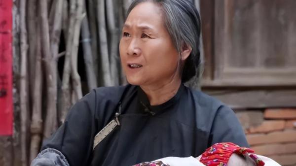 她六十岁被儿子带进娱乐圈，14年坐拥百亿票房，如今名气大过儿子