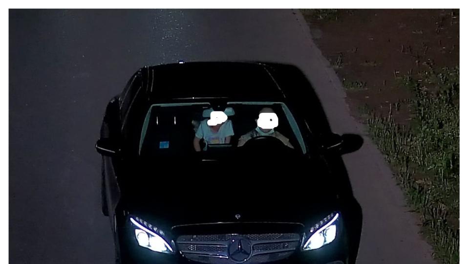 河北大厂：一奔驰车红绿灯超速致两名高中生殒命