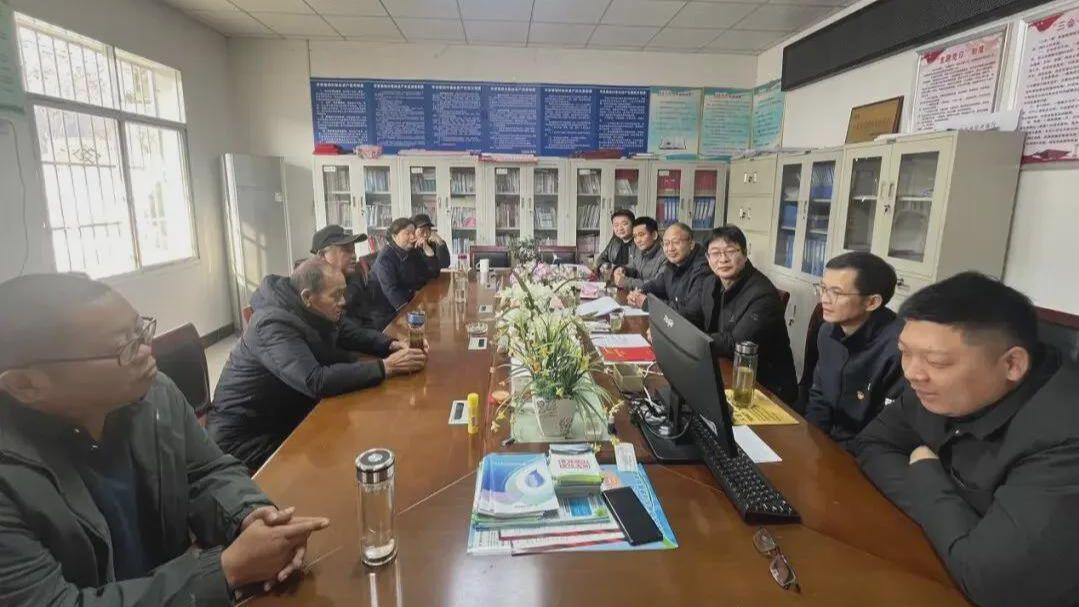 信阳市第十高中：寒冬送温暖 帮扶暖党心