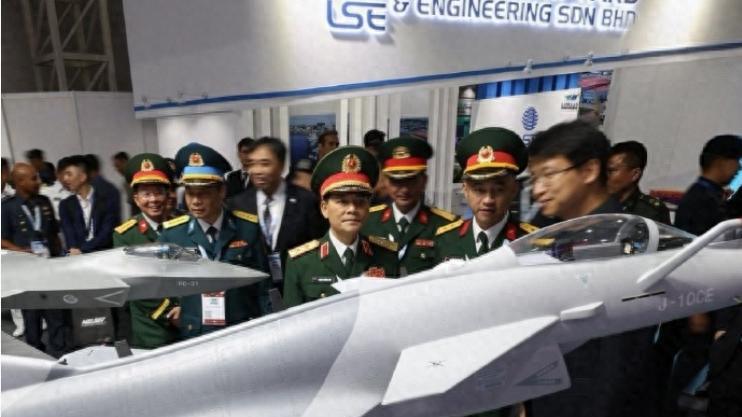 越南代表团围观歼-10C，悟了：苏-30MK2白买了