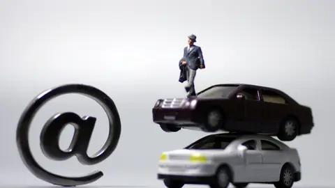 太卷了，上海网约车四人合租：“车不歇人歇” 省租金