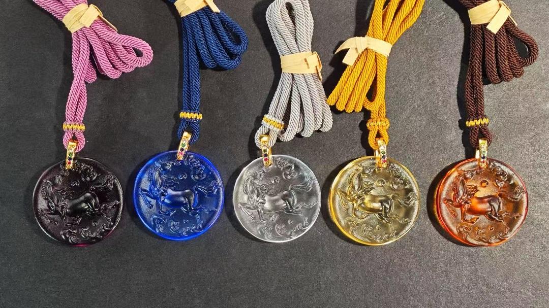 古法琉璃马上有福吊坠：穿越千年的心灵之光