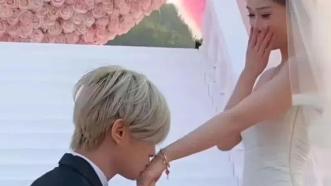 鹿哈求婚女友成功，曾靠模仿鹿晗走红网络