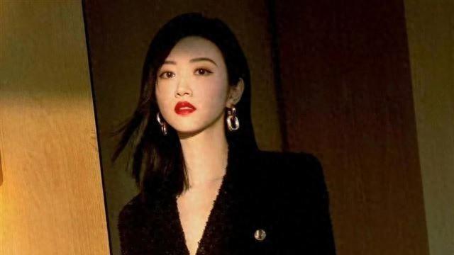 景甜超美性感一字带高跟鞋，大甜甜的气质真诱人