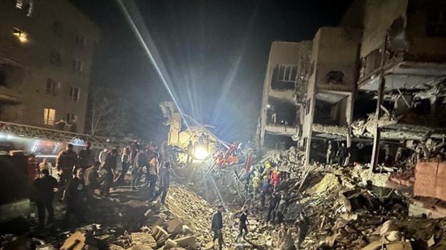 以色列深夜又炸德黑兰陷火海，伊朗报复不隔夜，导弹雨砸下太恐怖