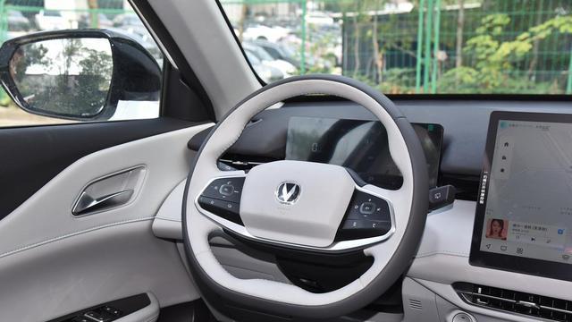 长安UNI-Z实车解析，科幻造型设计，家用空间与配置体验