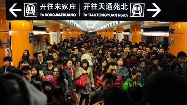 地铁里的北漂，去当牛做马的路上，都是艰难的
