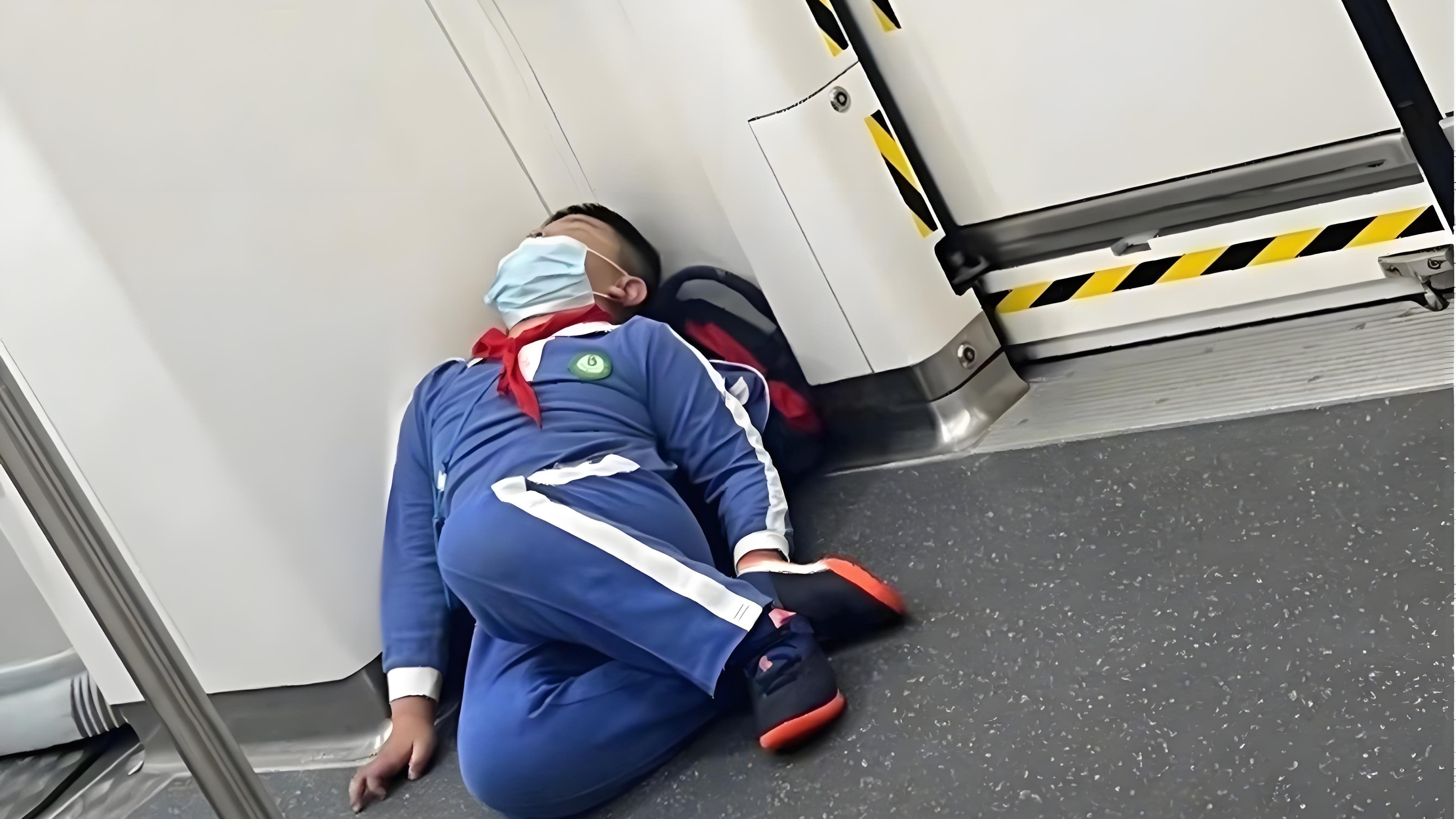 成都一家长投诉小学提前放寒假，其他家长“反投诉”