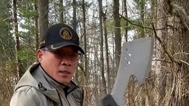 54岁“武松”丁海峰美国生活揭秘：豪宅气派，树林砍柴自得其乐