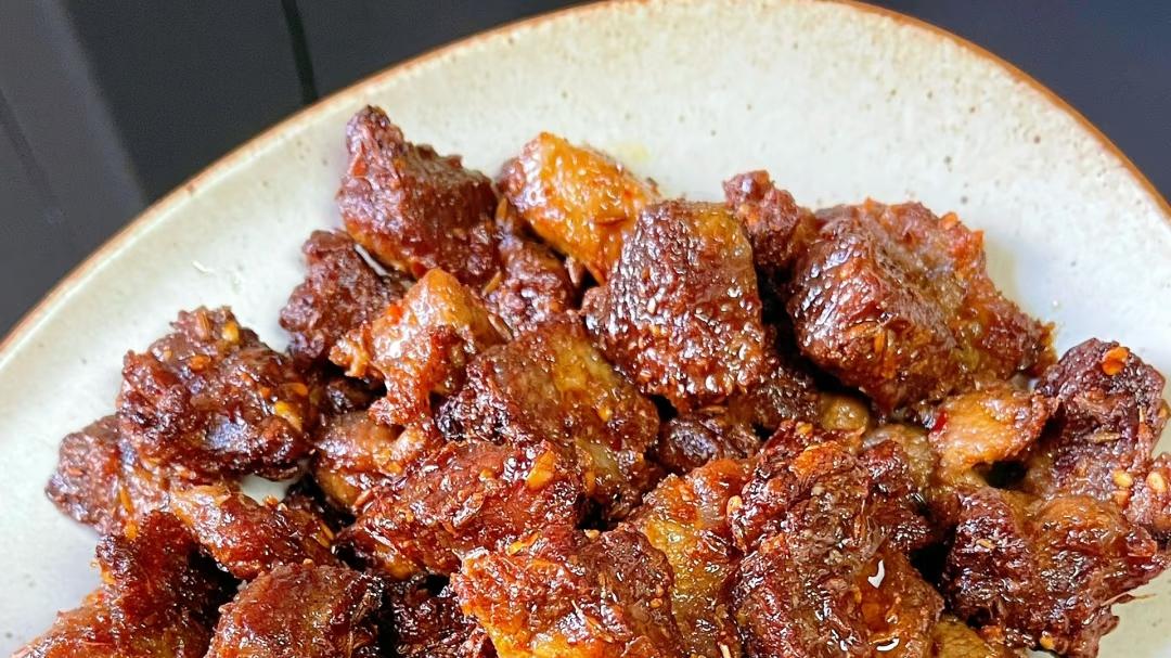 这盘"喷香"的孜然羊肉，让聚餐秒变抢食现场！