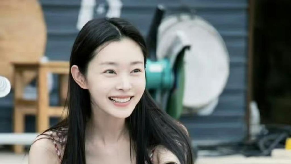 35岁宋轶公园踏春被偶遇，穿黑大衣似韩剧女主，生图又白又精致