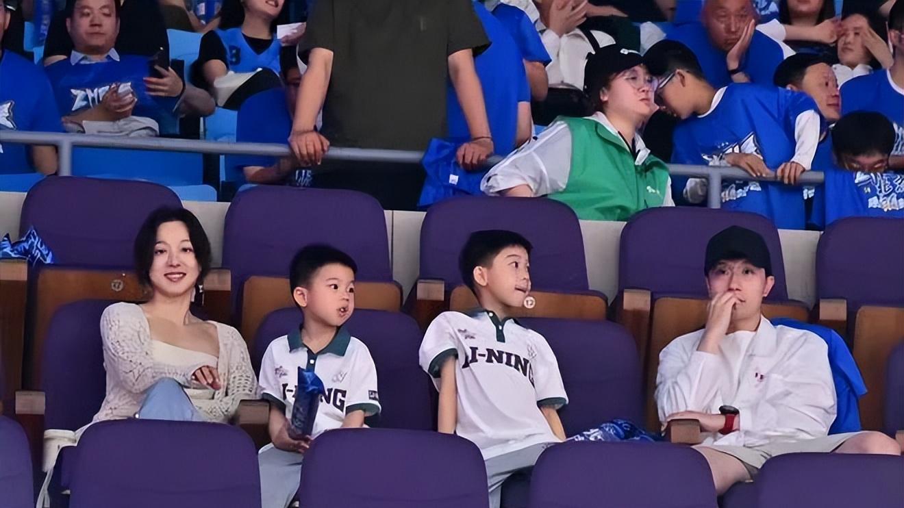 马龙一家四口首曝光：夏露美到发光，俩儿子复制粘贴龙队基因