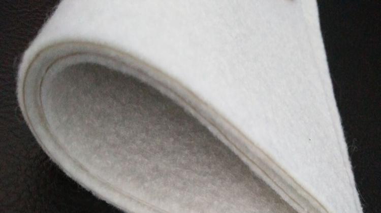 小型河道生态治理中复合土工膜的应用：岸坡防渗与植被恢复的结合