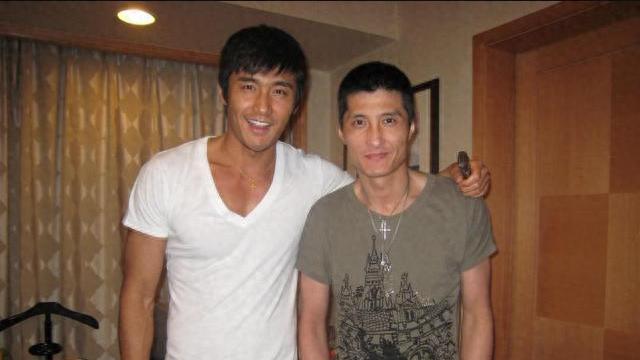 在这个光怪陆离的娱乐圈里，兄弟俩一同闯荡的故事不少见，这对兄弟就是胡兵和胡东