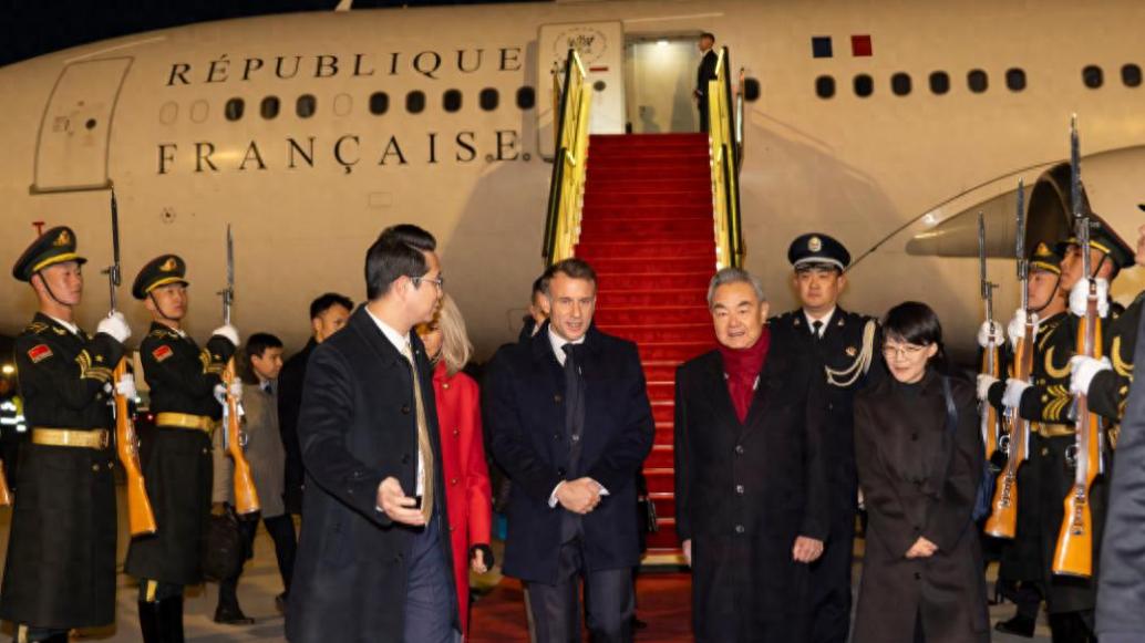 从未出现过的局面：马克龙刚刚抵达北京，美财长对中国的称呼变了