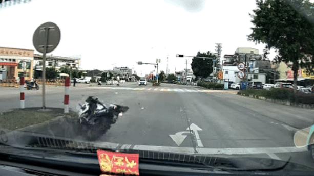 江门摩托车“死亡摇摆”夺命瞬间！
