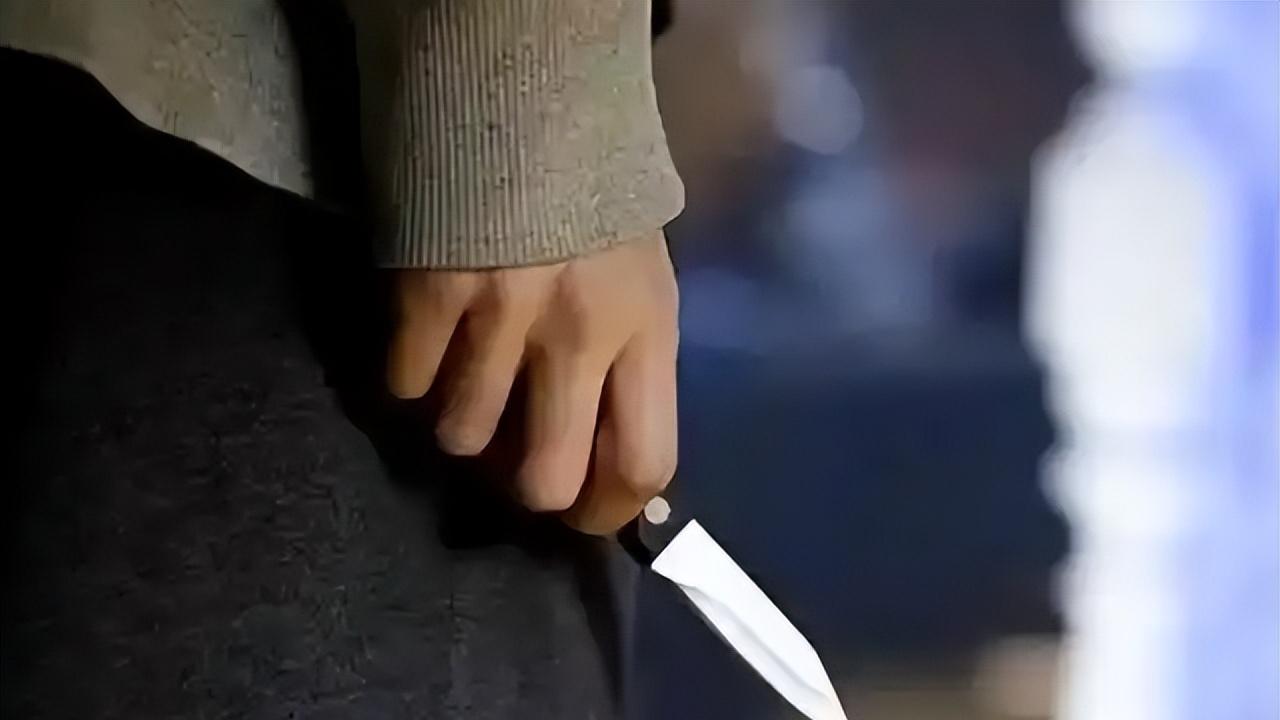 云南退伍女兵反杀案，同村醉酒男青年凌晨砸门，为求自保将其反杀