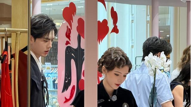 巴黎这天：阿诺瘦成皮包骨，李佳琦眼神犀利，魁梧的赵昭仪好吸睛