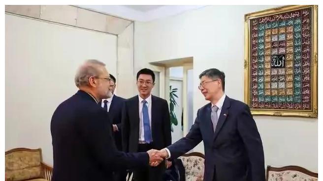 果然不简单！伊朗外长带任务抵华，中方当面送其4个字，听懂则安