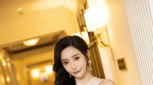 半袖上衣搭配紧身牛仔裤，小个子也能轻松显高，你真的穿对了吗？