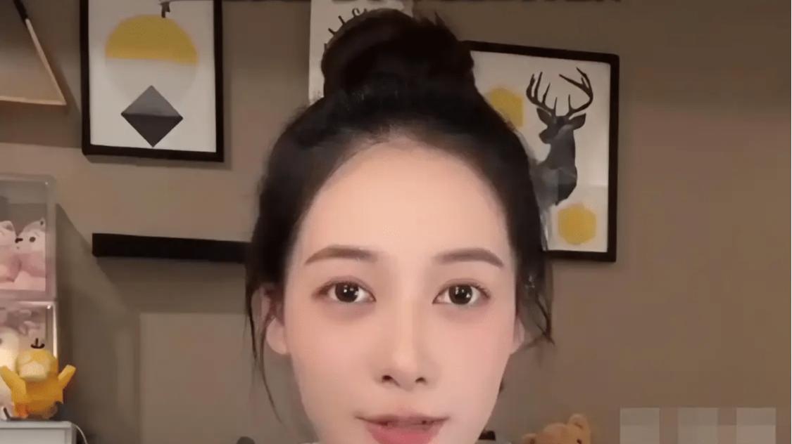 久违现身，吴柳芳感谢网友送礼物并侧面回应何时复出，父亲首次公开露面