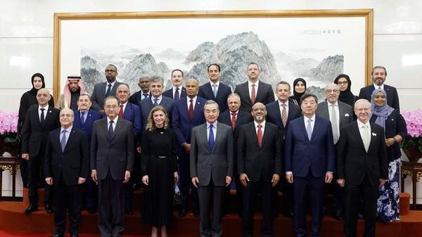 恐怖组织威胁袭击中国后，王毅外长会见23位使节，亮出中方的决心