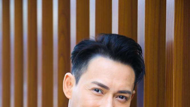 “我拿不出150万救妻子...”52岁TVB男星直播崩溃痛哭，全网心碎：成年人的崩溃，从缺钱开始