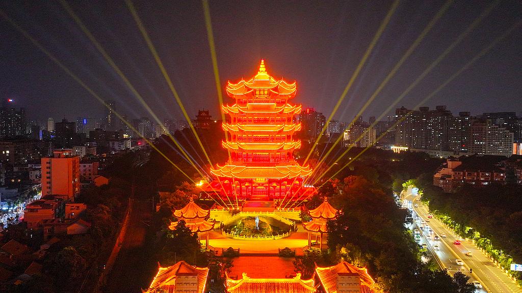 夜游黄鹤楼新玩法！灯光秀+文创雪糕打卡攻略！