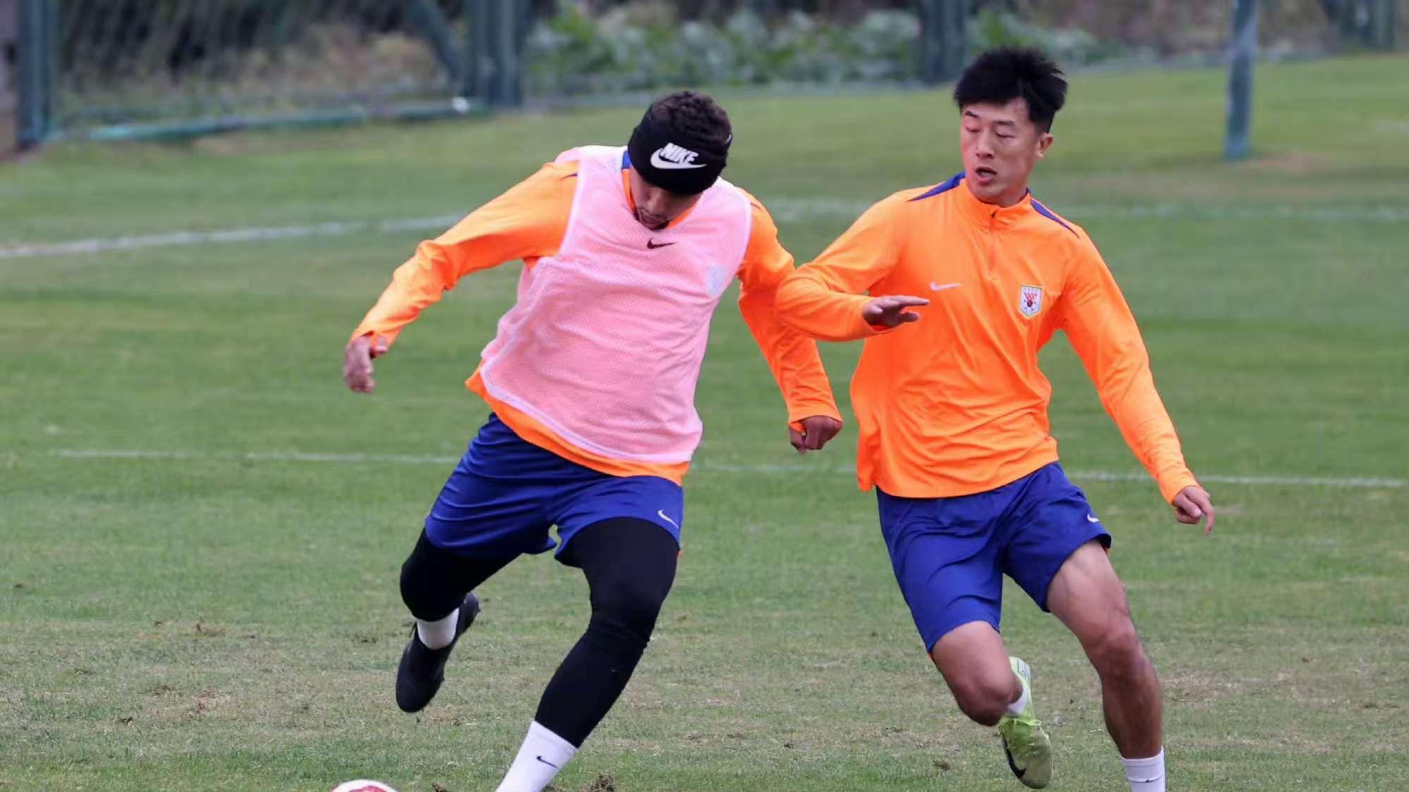 踢泰山要用套路！鲁媒：海港悍将顶着夜色入队