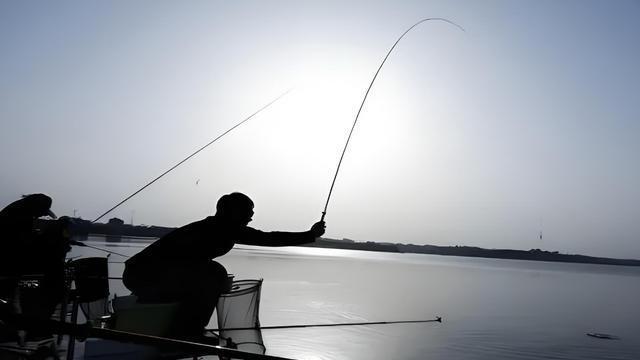 野钓经常脱钩跑鱼被嘲笑？看完这几点，让你逆转身份成为钓场黑马