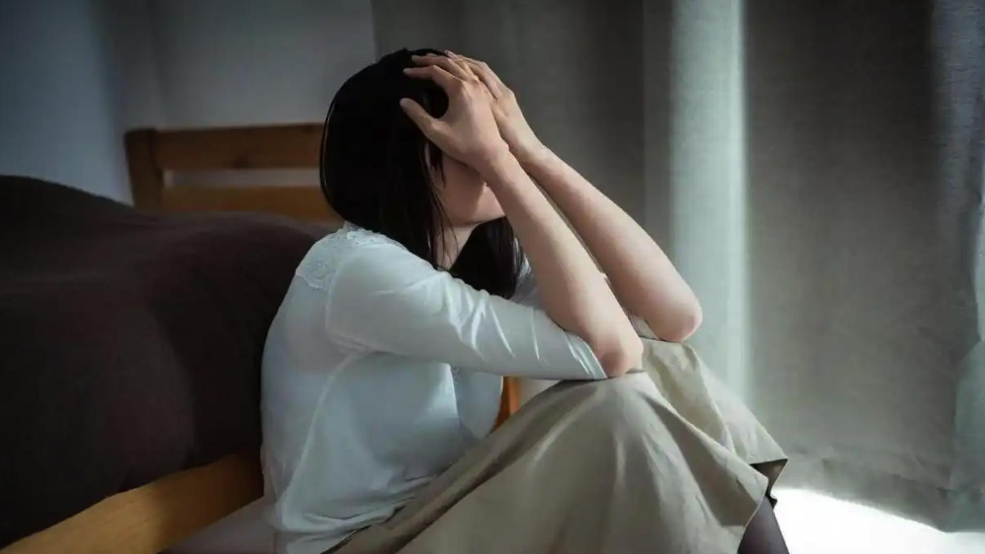 出轨第三年，本以为隐藏得很好，可突然间的离婚让我发现我多可笑