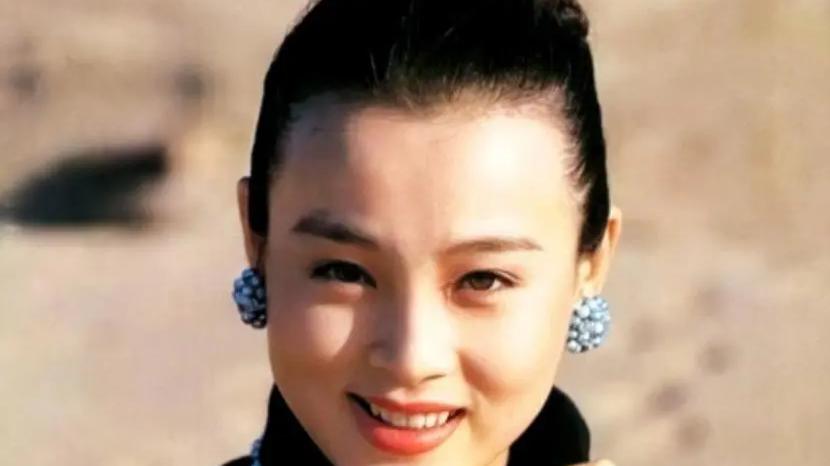 古装美女赵明明：为爱息影，出产房就被离婚，跟嫂子宋丹丹一样苦