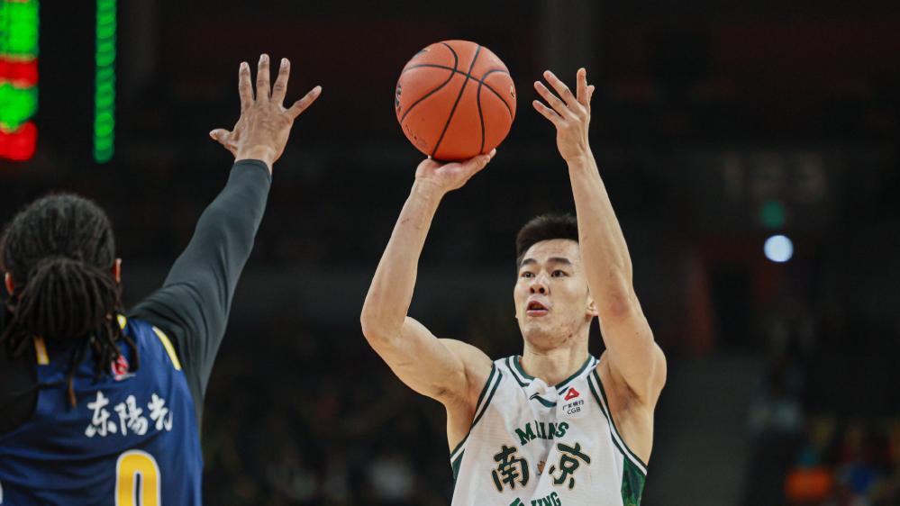 27投狂轰42分8助6板！男篮00后天才杀疯了：他还真有望冲击NBA？