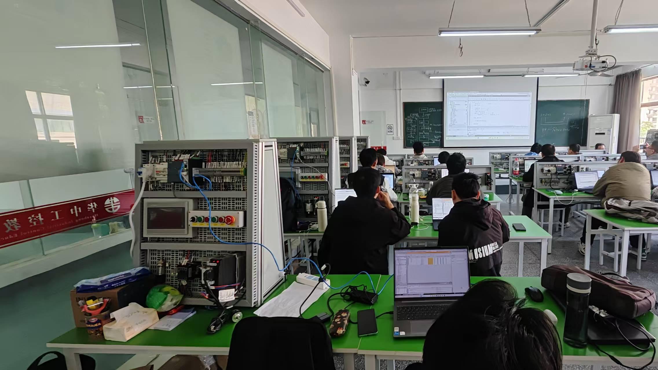 提供试学与补助：武汉这家电气自动化PLC培训机构性价比拉满！