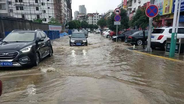 雨季涉水驾车，如何在积水路面安全驾驶？