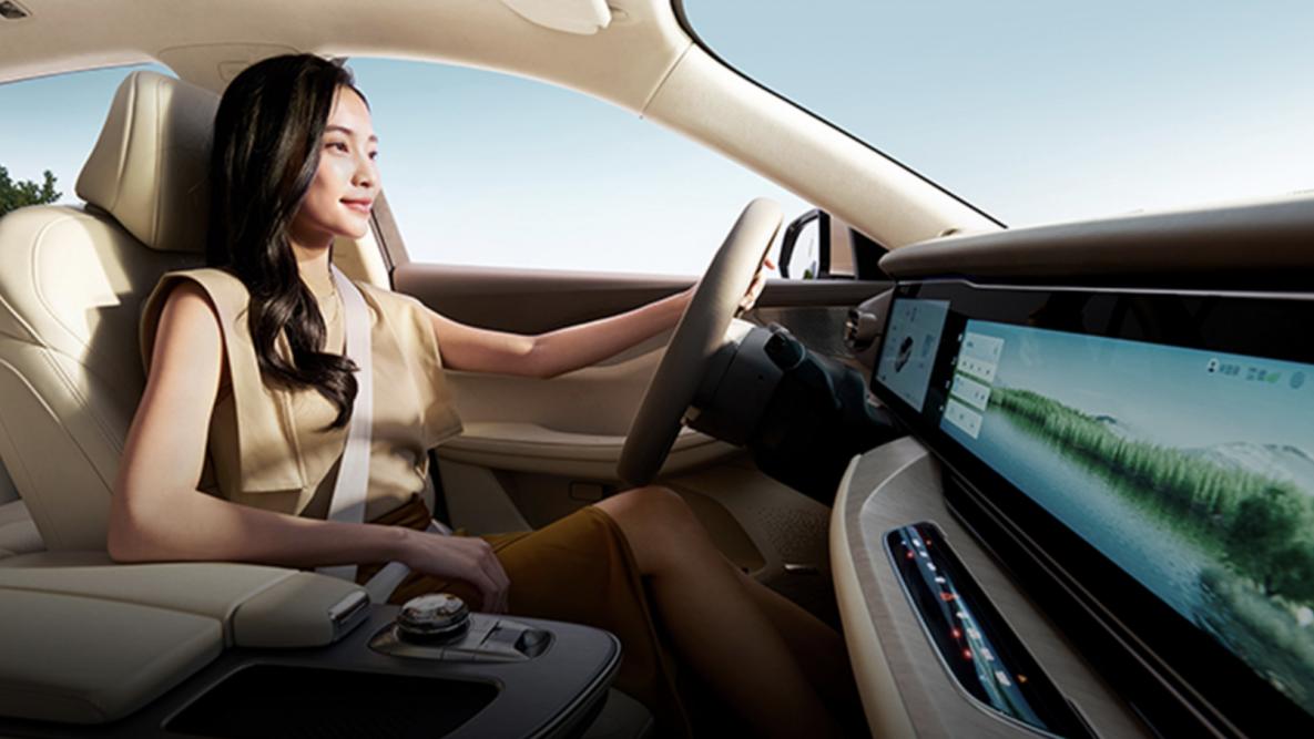 极狐汽车极狐阿尔法S6：735km真续航+800V快充，实测续航保持率91.2%破解补能焦虑