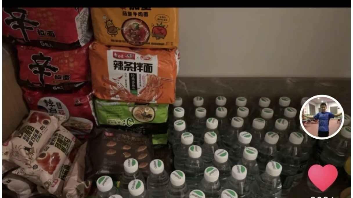作为观众，我们不仅为中国队的精彩表现喝彩，也被主办方辣眼睛操作惊掉了下巴