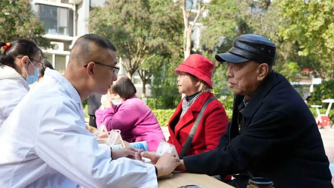 迎重阳 守健康——运城市中医医院开展重阳节义诊活动