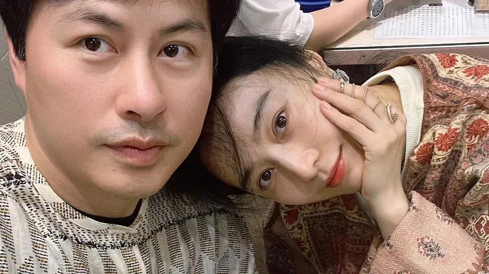 43岁范冰冰和男友人过圣诞夜，穿豹纹上衣身材火辣，素颜出镜状态超好！