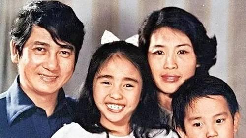 53岁黎姿为80岁母亲庆生，嫁大15岁残疾丈夫，她的婚姻如何了？