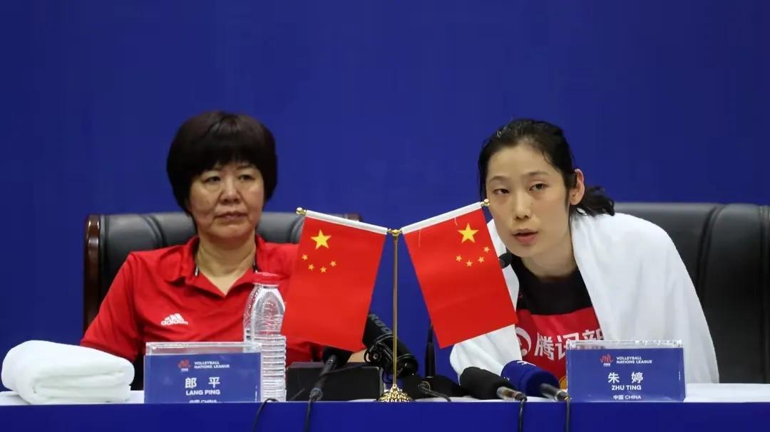 郎平携家人支持周深演唱会，夫妻携手笑容满面引发粉丝热议