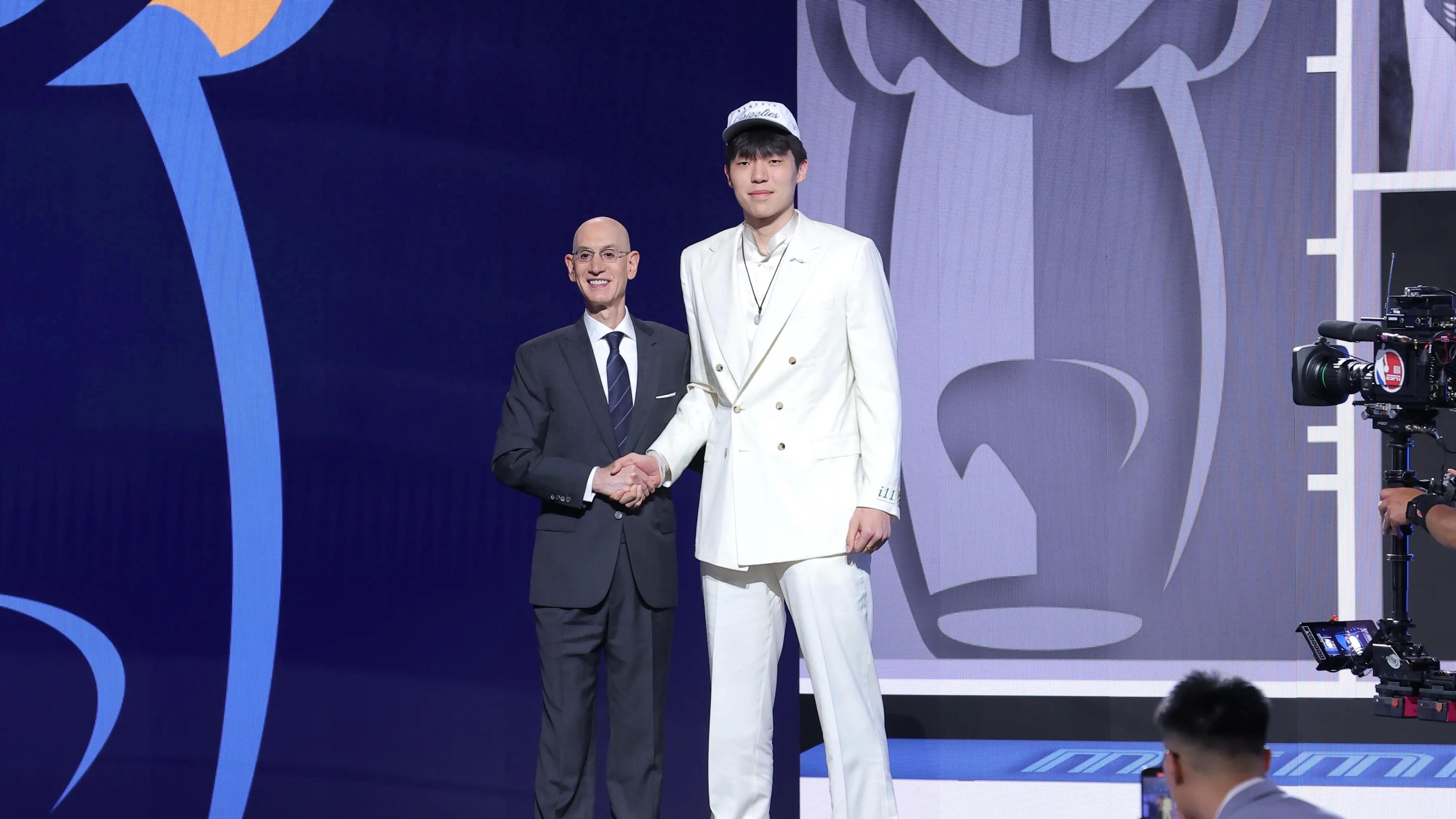 年龄相同且CBA表现差不多的杨瀚森和周琦，为何NBA顺位差这么多？