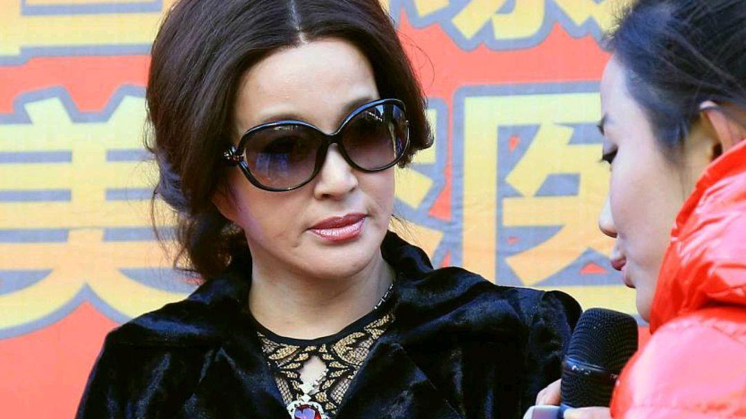 刘晓庆“吃鱼”事件引发公众讨论，其回应能否消除误解值得关注