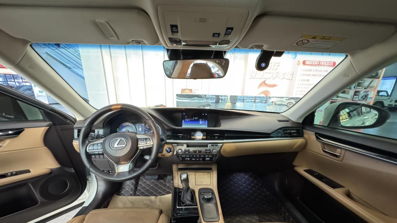 17款雷克萨斯ES，油电混合动力，平顺舒适家用代步好选择