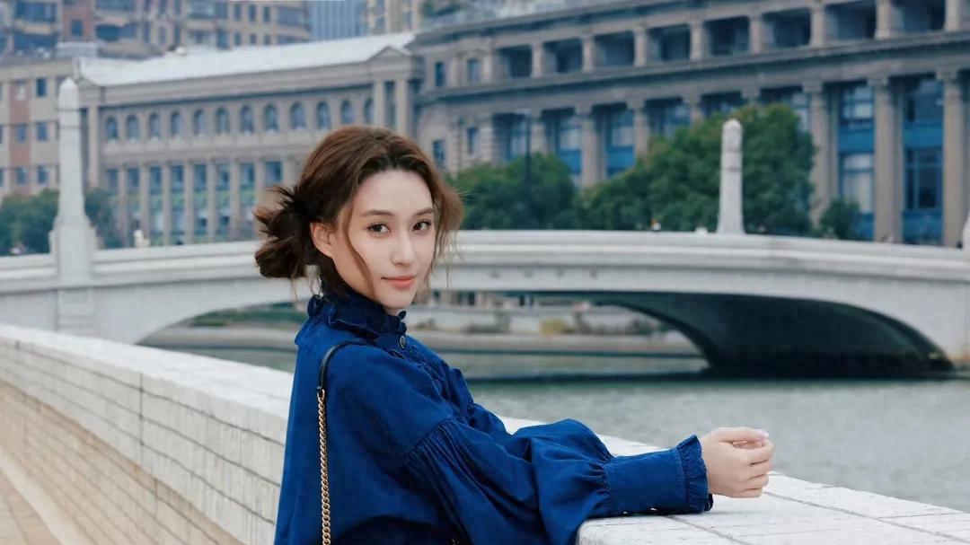 何超莲晒出自我最新写真照——这是我在2025年春天的写真首秀