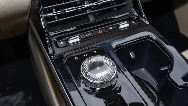 2025款五菱星光PHEV到店实拍，比亚迪秦PLUS DM起售7.98万，新能源家轿市场竞争升级